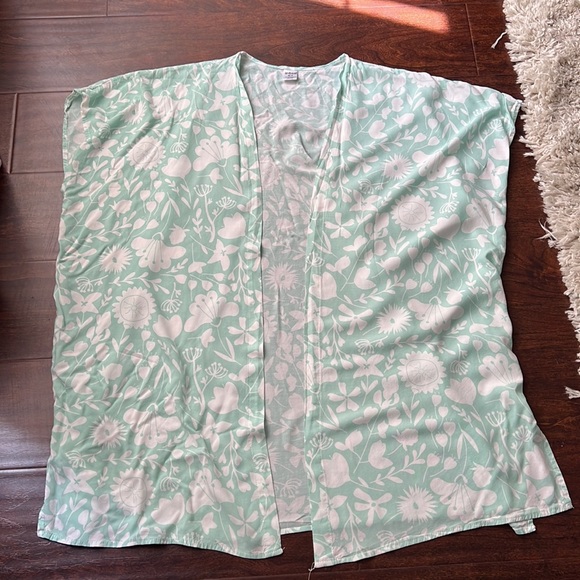 The Girlfriend Floral Cover Up Top - Picture 4 of 7